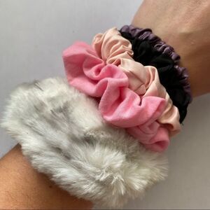 𝅺Set of 5 Scrunchies